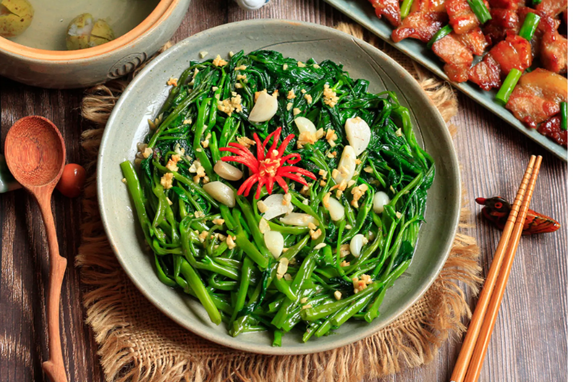 Tăng cường rau xanh, trái cây tươi, ngũ cốc nguyên hạt trong kỳ kinh nguyệt