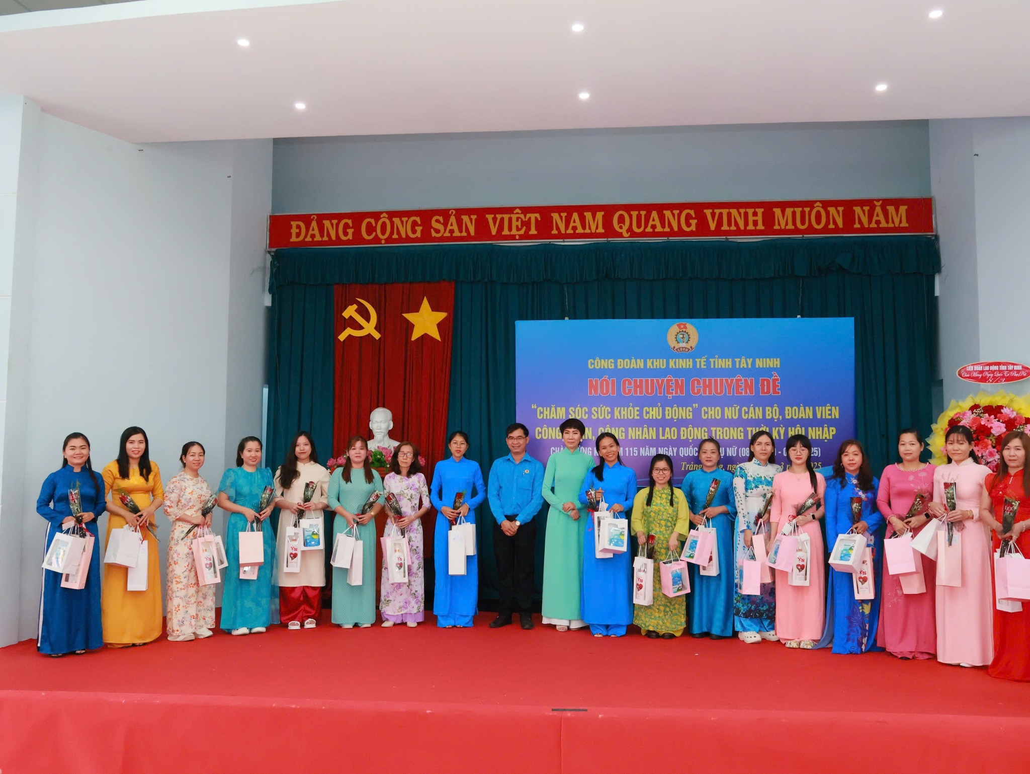 Đại diện thương hiệu băng vệ sinh cao cấp Saximi trao quà cho cán cán bộ, công nhân viên