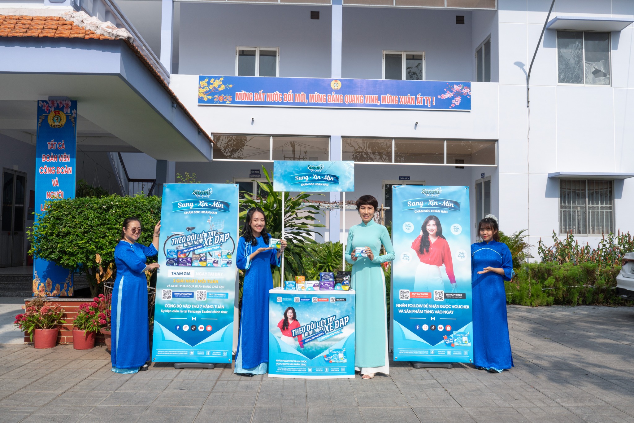 Đại diện thương hiệu băng vệ sinh cao cấp Saximi cùng cán bộ, công nhân viên