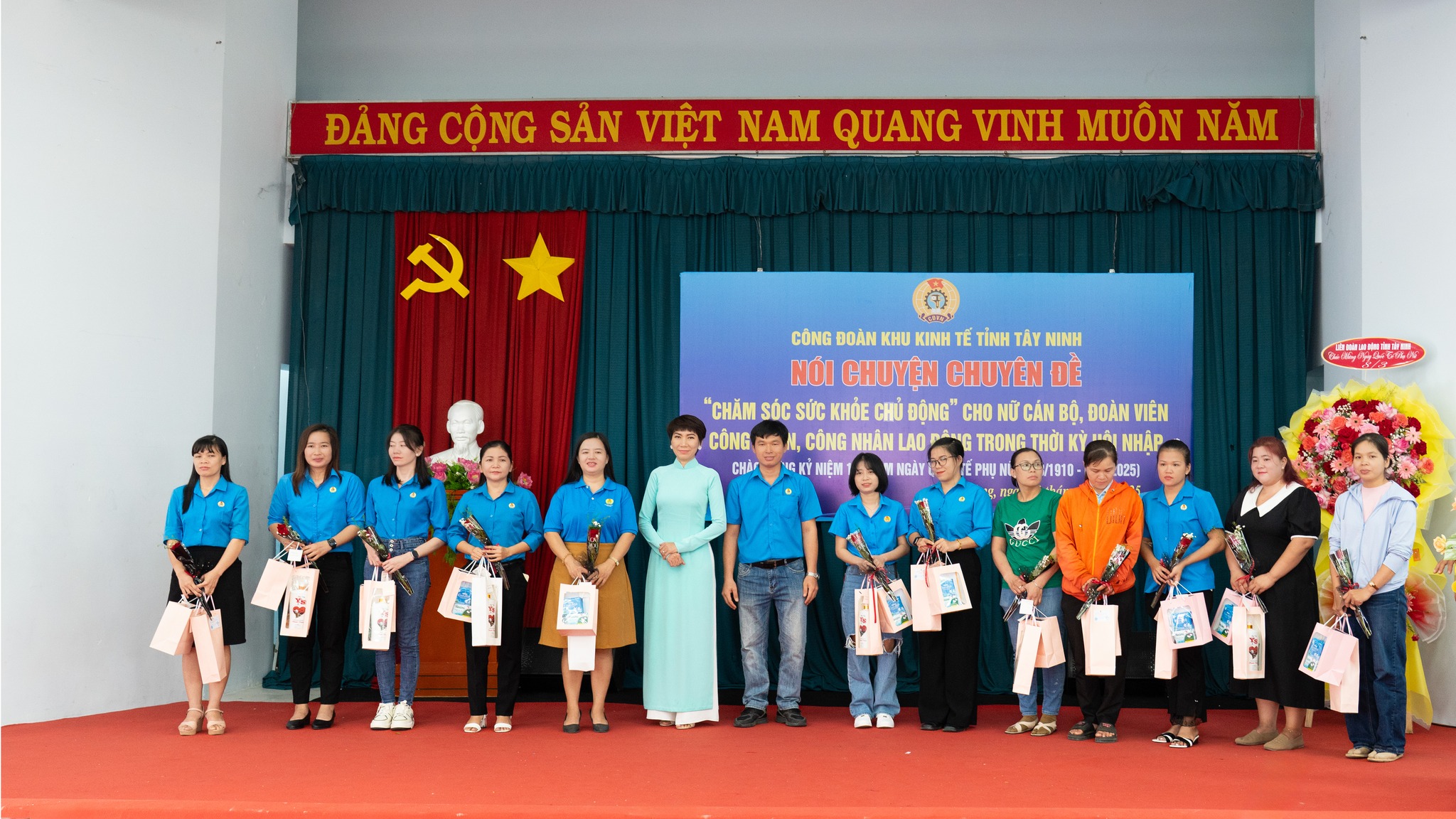 Đại diện thương hiệu băng vệ sinh cao cấp Saximi trao quà cho cán cán bộ, công nhân viên