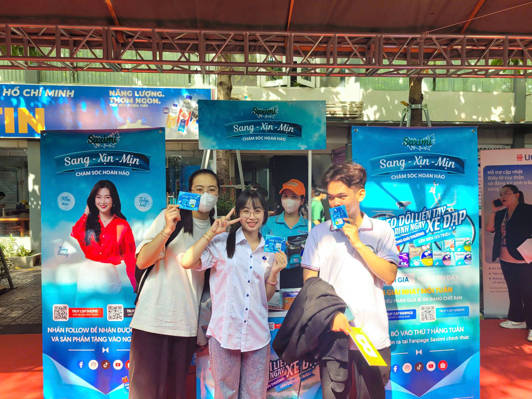 Băng vệ sinh cao cấp Saximi sampling tại các trường đại học