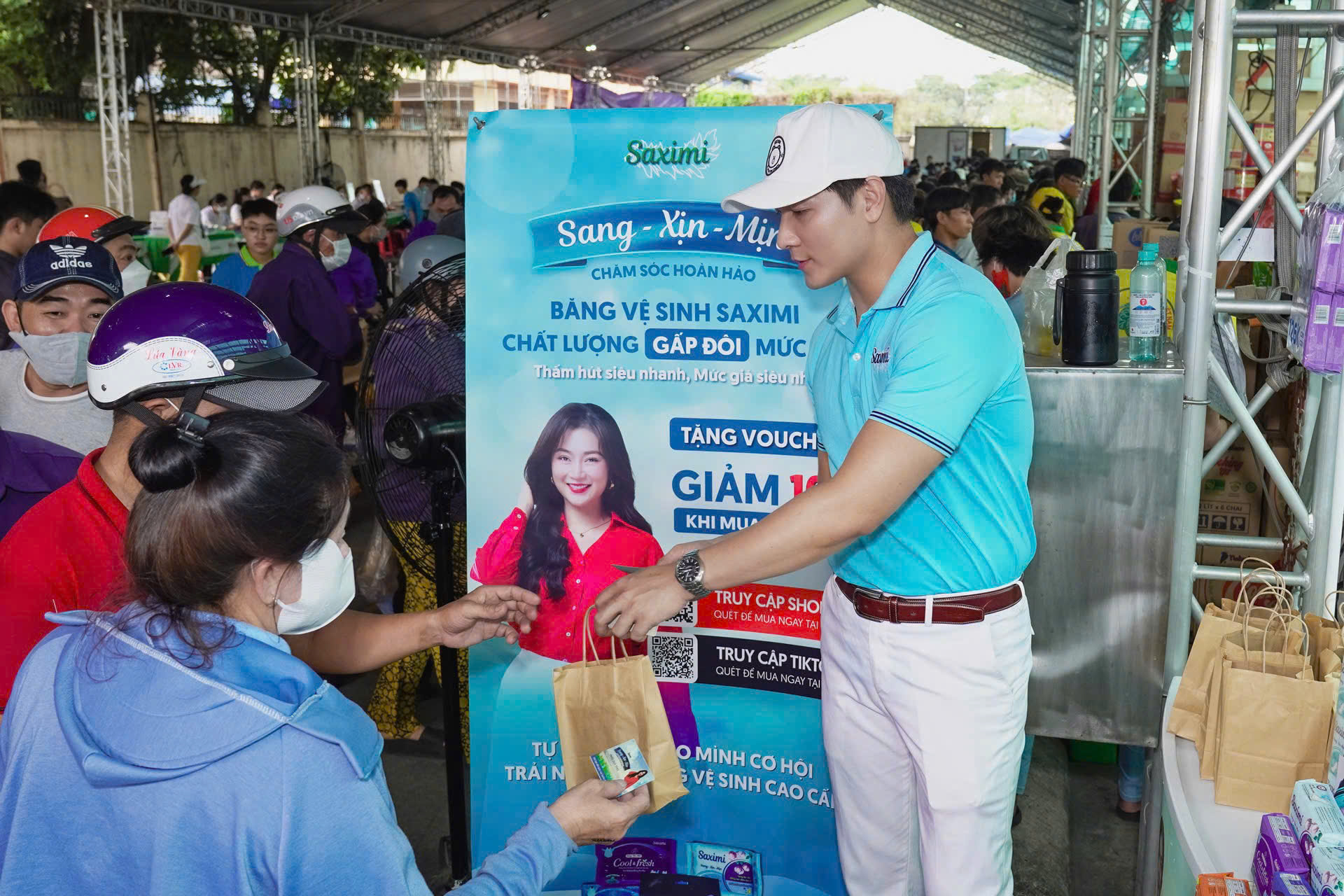 Saximi trao tặng quà băng vệ sinh cho công nhân