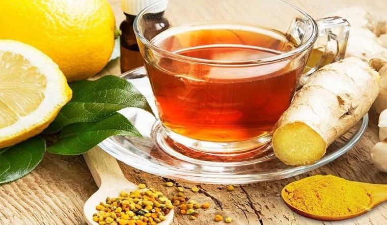 Ngày đèn đỏ thường khiến cơ thể mệt mỏi, dễ mất nước, đặc biệt khi bạn tắm biển dưới trời nắng. Uống đủ nước, bổ sung trái cây tươi
