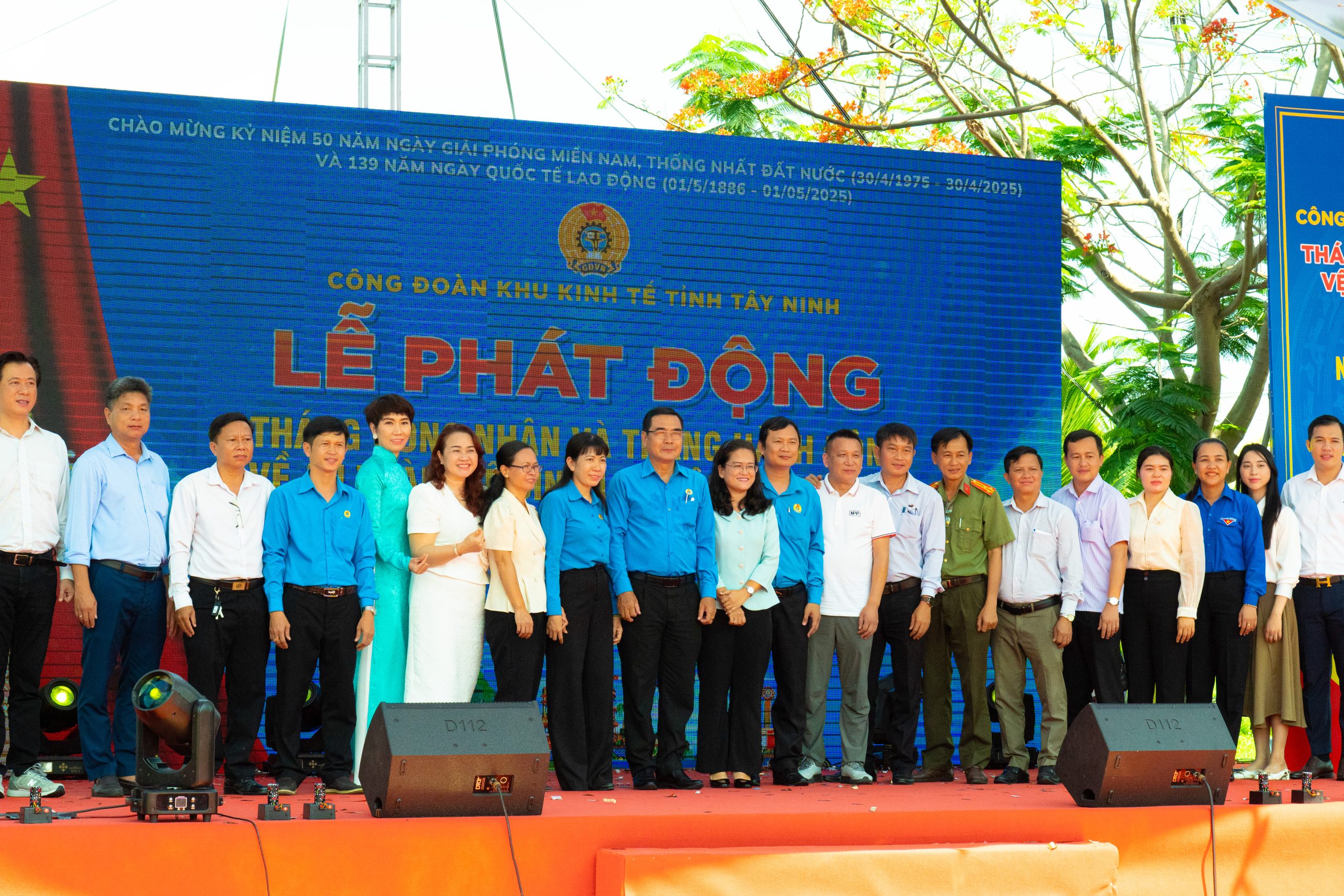 Đại diện thương hiệu băng vệ sinh cao cấp Saximi cùng các cán bộ